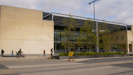 Außenansicht-Des-Universitätsgebäudes-Der-Business-School-Am-Frideswide-Square-Im-Stadtzentrum-Von-Oxford-Mit-Fußgängern